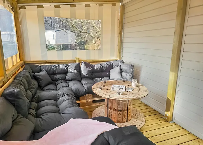 Camping Mobil 8 Personnes Confort & Tranquillite *